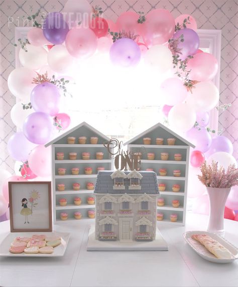 Our Little Doll Turns One! Dollhouse themed first birthday party via Pink Little Notebook Baby Doll Birthday Party, Lola Dutch, Baby Doll Party, Doll Birthday Party, Minnie Mouse Birthday Party Decorations, Girls Birthday Party Decorations, Painting Birthday, Girl Birthday Themes, Doll Party