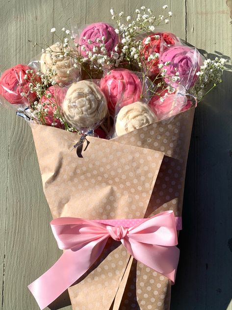 Concha bread Valentine’s Day flower bouquet Flowers For A Friend, Bread Bouquet, Best Friend Mothers Day Gift, Fathers Day Gifts Ideas Hispanic, Concha Bouquet Diy, Concha Bouquet, Mini Gift, Heart Conchas, Valentines Bouquet