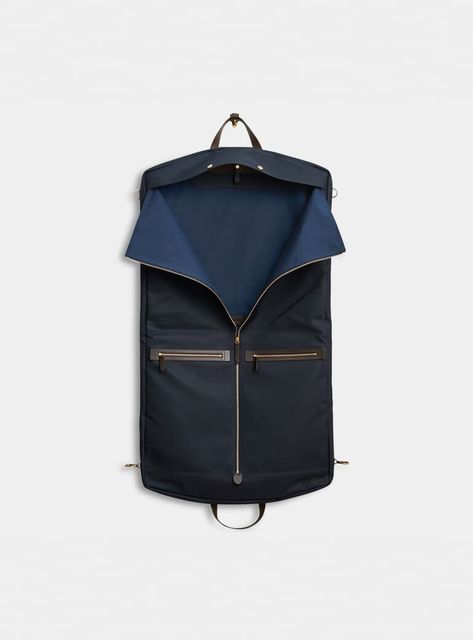 Suit Packaging Ideas, Hand Bags Ideas, Navy Crafts, Leather Garment Bag, Suit Carrier, Bags Ideas, Suit Covers, Suit Bag, Street Fashion Men Streetwear