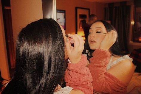 Applying Makeup Photography, Mirror Aesthetic Photography, Eloise Aesthetic, Mascara Aesthetic, Makeup Shoot, Transfer Art, Photo Merge, Manga Reference, Sisters Photoshoot Poses