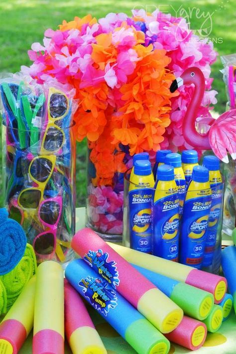 Aloha High School Graduation Party | CatchMyParty.com Tropisk Fest, End Of School Party Ideas, End Of School Party, School Party Ideas, Pool Party Kids, Splash Party, Party Decoration Ideas, Fest Temaer, Hawaiian Party Decorations