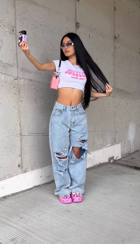 Barbie Street Style, Barbie Streetwear, Streetwear Barbie, Girly Streetwear, Clueless Vibes, Street Style Outfits Casual, Pool Outfits, Printed Blouses, Nyc Outfits