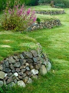 Undulating retaining wall Retaining Wall Garden Front Yard, Fieldstone Retaining Wall Ideas, Fieldstone Retaining Wall, Surprise Lilies, Sunken Seating, Garden Landscaping Design Ideas, Landscaping Blocks, Rock Retaining Wall, Stone Retaining Wall