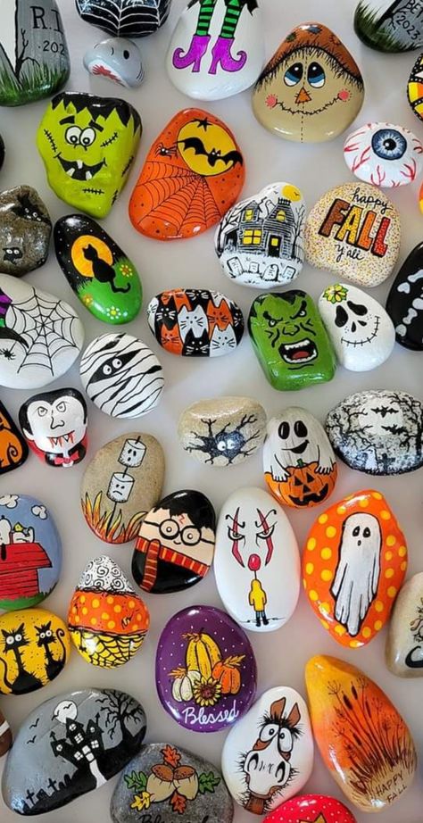 Rock Painting Halloween, Pumpkin Painted Rocks, Halloween Painted Rocks Ideas, Thanksgiving Painted Rocks, Halloween Rock Painting, Halloween Rocks Painted Ideas, Painted Bricks Crafts, Brick Crafts, Stone Pictures Pebble Art