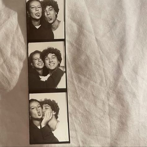 Film Pictures Aesthetic Couple, Photo Booth Pics Couple, Couple Asthetics Picture, Photobooth Couple Pictures, Photo Booth Couple, Couples Photobooth Aesthetic, Aesthetic Couple Photo Booth Pics, Photobooth Ideas Poses Couple, Photobooth With Boyfriend