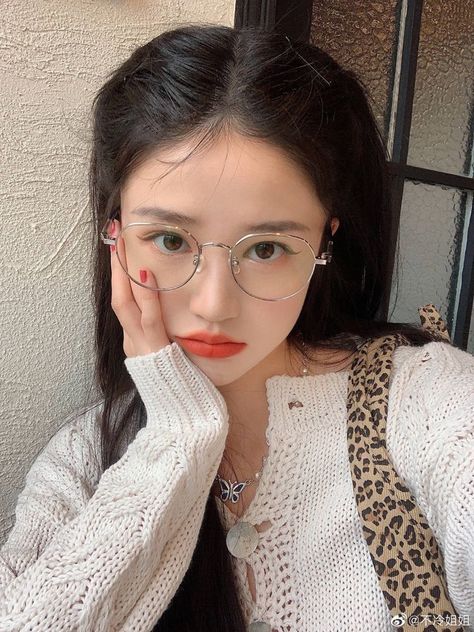 Eyeglass Makeup, Korean Eyeglasses, Clear Glasses Frames Women, Golden Glasses, Model Glasses, Korean Glasses, Filter Tester, Glasses Aesthetic, Glasses Outfit