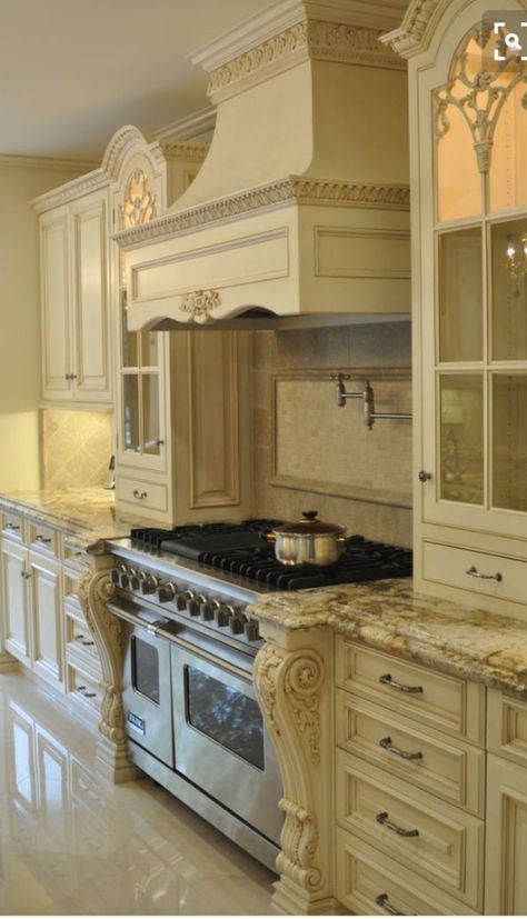 Cream Colored Kitchens, French Country Style Kitchen, French Country Kitchen Designs, Cream Kitchen Cabinets, Cabinet Classic, Country Kitchen Designs, Kitchen Hood, French Country Kitchens, Future Kitchen