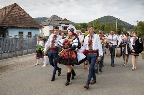 Romanian Wedding Traditions, Romania Wedding, Romania People, Romanian Wedding, Wedding Procession, Romania Travel, Big Kiss, Wedding Traditions, Wedding Hall