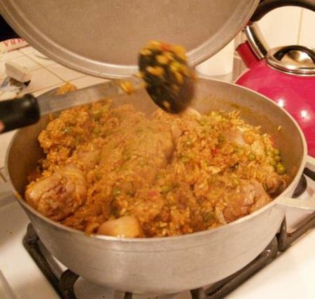 Cuban Arroz Con Pollo, Lechon Recipe, Pollo Recipe, Hispanic Recipes, Spanish Foods, Cuban Dishes, Latin American Recipes, Latin Recipes, Cambodian Food