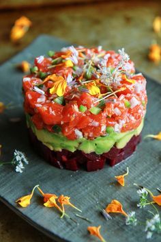 Salmon Tartare, Salmon Recipes, French Dressing, Finger Food, Lemon Vinaigrette, Sushi Recipes, Fish Dishes, Food Presentation, Food Plating