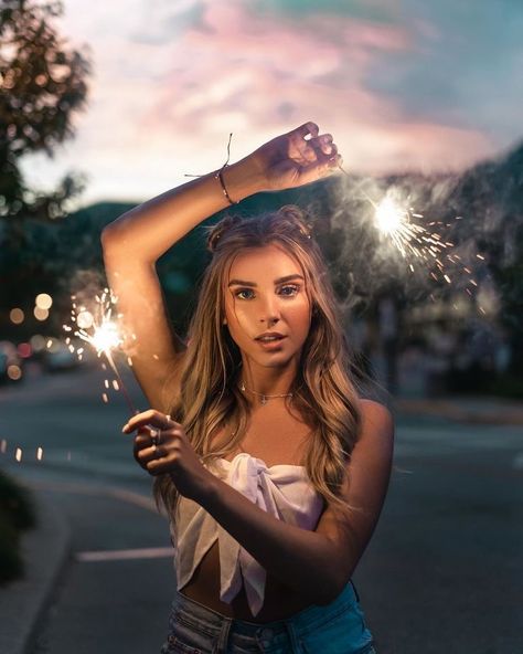 Sparkler Photography, Female Portrait Photography, Pose Fotografi, Shotting Photo, Photographie Portrait Inspiration, Portrait Photography Women, Model Pose, Creative Portrait Photography, Foto Tips