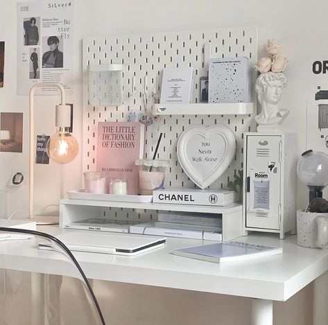 Kpop Desk, Desk Organisation, Ideas Habitaciones, Study Desk Decor, Aesthetic Room Ideas, Desk Inspo, White Desk, Desk Makeover, Room Redesign