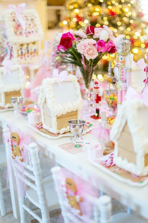 Buffet Dessert, Gingerbread House Parties, Party Decor Ideas, Gingerbread Party, Gingerbread Diy, Gingerbread House Decorations, Kids Christmas Party, Christmas Birthday Party, Party Details