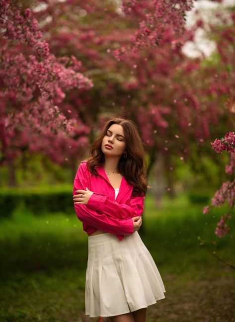 Photo Poses In Garden, Cherry Blossom Outfit, Cherry Blossom Pictures, Debut Photoshoot, Spring Photoshoot, Best Friend Photography, Standing Poses, Outdoor Photoshoot, Portrait Photography Poses