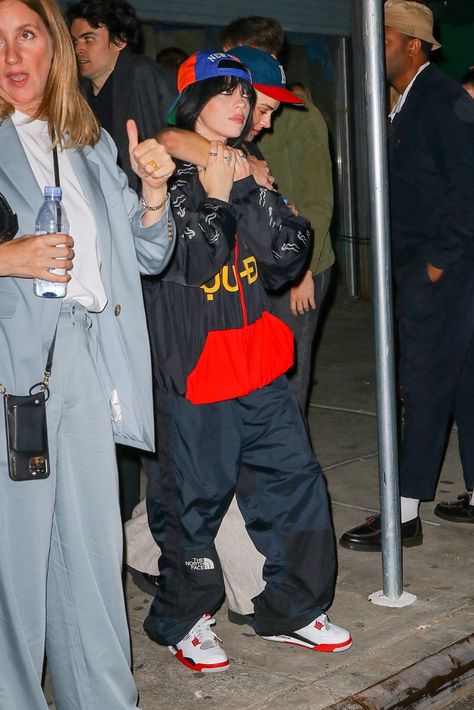 Backwards Hat Outfit Women, Billie Eilish Fashion Style, Billie Eilish After Party, Billie Eilish Street Style, Billie Eilish Red Hair, Met Gala After Party 2023, Billie Eilish Inspired Outfits, Backwards Hat Outfit, Billie Eilish Met Gala