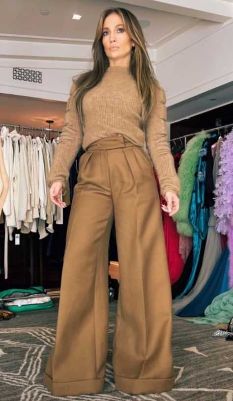 J Lo Fashion, Look Office, Elegante Casual, Outfit Jeans, Brown Pants, Looks Chic, Style Mistakes, Work Fashion, Look Chic