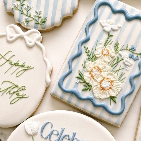 Name Royal Icing Cookies, Magnolia Cookies Decorated, Bouquet Cookies Decorated, Garden Party Cookies, Floral Cookies Decorated, Cookie Displays, Bridal Shower Sugar Cookies, Fondant Biscuits, 2024 Cookies