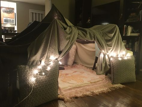 Blanket Fort Snacks, Fort Inspiration, Fort Night, Fort Ideas Indoor Aesthetic, Small Fort Ideas, Cozy Fort, Cozy Fort Ideas, Build A Fort Aesthetic, Cozy Blanket Fort