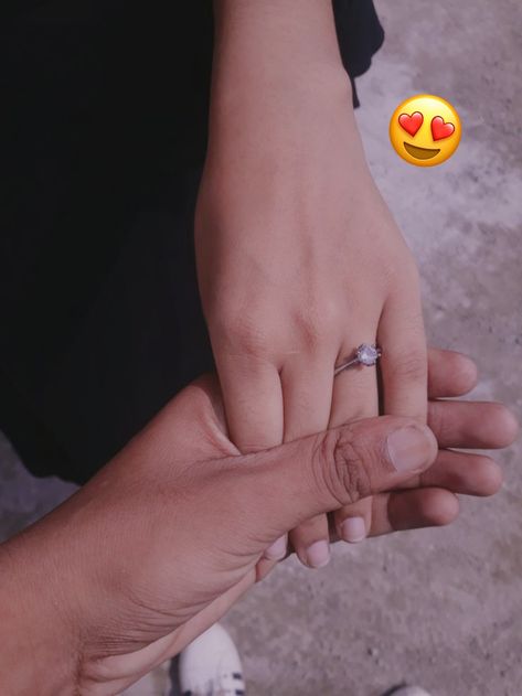 Fake Bf Hand Snaps, Lover Hands Couple, Bf And Gf Hand Pic, Bf And Gf Pictures Ideas, Hand Poses For Couple, Couple Hand Pic Ideas, Gf Bf Hands Dp, Gf Bf Photo, Couples Hands Holding Dpz