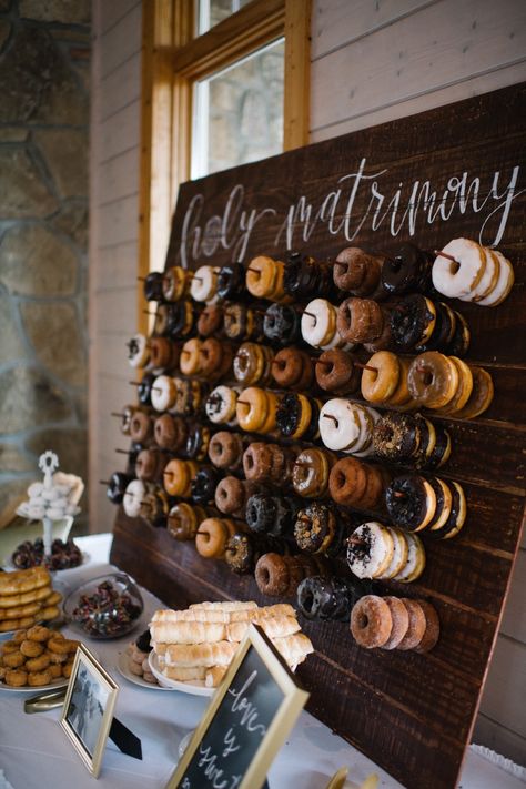 Donut Signs Wedding, Diy Wedding Dinner Buffet, Wooden Donut Stand, Black Donut Wall, Donut Platter, Donut Bar Ideas, Donut Buffet, Donut Wall Wedding, Donut Board