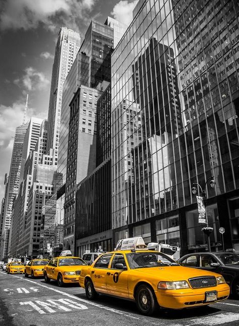 트위터 헤더, Photo Bleu, New York Taxi, Color Splash Photo, New York City Aesthetic, New York Wallpaper, Color Splash Photography, Aesthetic Yellow, Splash Photography