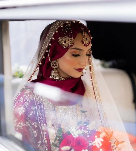 Hijabi Desi Bride, Indian Hijabi Bride, Hijabi Bride Pakistani, Nikkah Inspiration, Bride Dupatta, Dupatta Setting, Hijabi Bride, Niqabi Bride, Hijab Brides