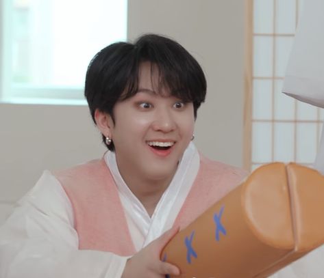 Changbin Cursed Photo, Changbin Funny Face, Changbin Funny, Changbin Funny Pics, Funny Changbin, Changbin Memeable Face, Skz In Cute Changbin, Skz Memeable Face Changbin, Chang Bin