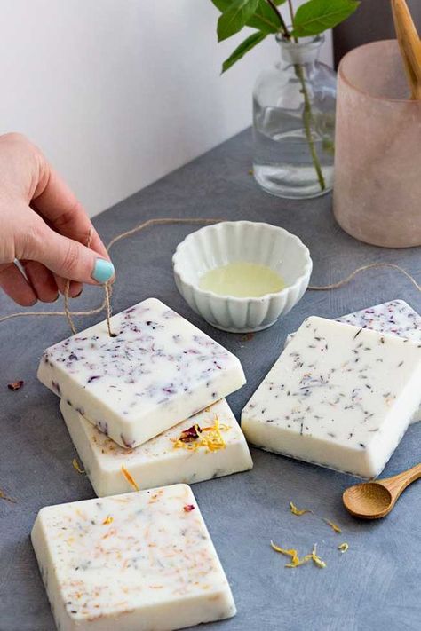 These DIY essential oil wax sachets will have your home smelling fresh and clean, without the fire hazard of candles. Wax Sachets Diy How To Make, Apothecary Recipes, Wax Crafts, Scent Recipes, Wax Sachet, Savon Diy, Săpunuri Handmade, Wax Tablet, Hello Glow