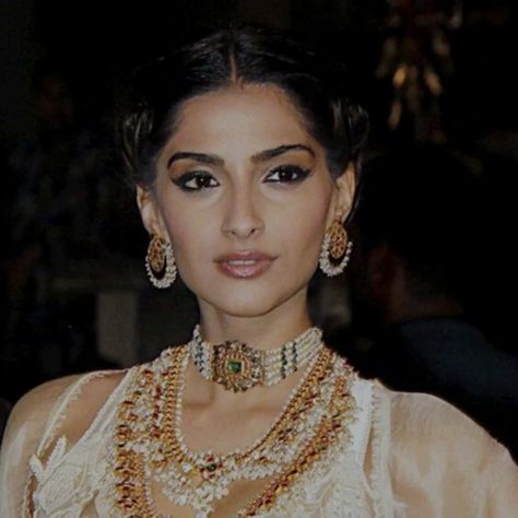 Discharged From Hospital, Uncut Diamond Necklace, Indian Choker Necklace, Temple Jewelry Necklace, American Indian Jewelry, The Hindu, Bollywood Jewelry, Sonam Kapoor, Desi Wedding