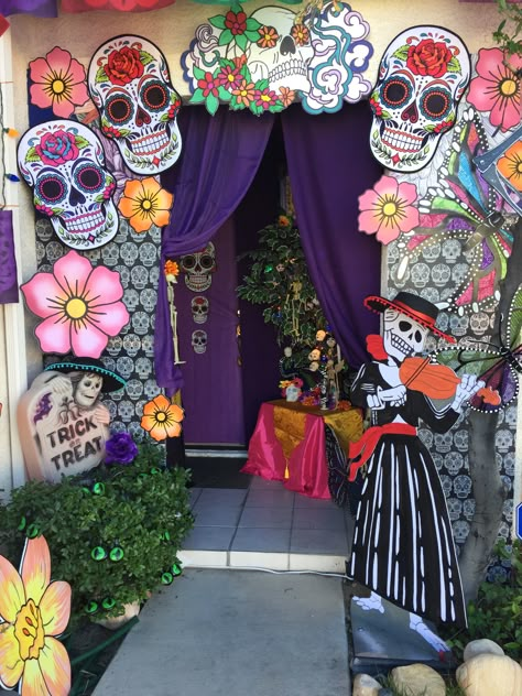 Dia De Los Muertos Trunk Or Treat, Dia De Los Muertos Door Decorating Ideas, Dia De Los Muertos Party Ideas, Mexican Halloween, Dia De Los Muertos Decorations Ideas, Mexico Day Of The Dead, Outdoor Halloween Decor, Halloween Photo Booth, Day Of The Dead Party