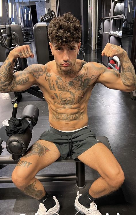 Men Trap Tattoo, Tony Effe, Tatted Men, Torso Tattoos, Hispanic Men, Cholo Style, New Boyfriend, Cool Outfits For Men, Perfect Boy