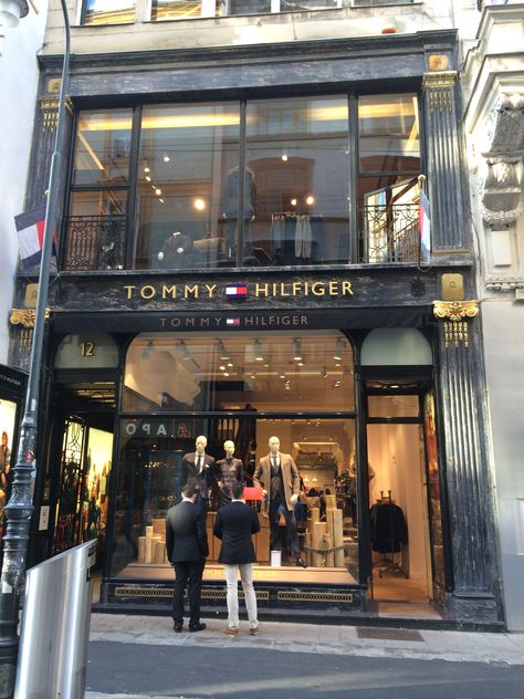 Tommy Hilfiger Aesthetic, Tommy Hilfiger Shop, Commercial Design Exterior, Retail Store Interior Design, Tommy Hilfiger Store, Storefront Design, Retail Store Interior, Showroom Interior Design, Luxe Life