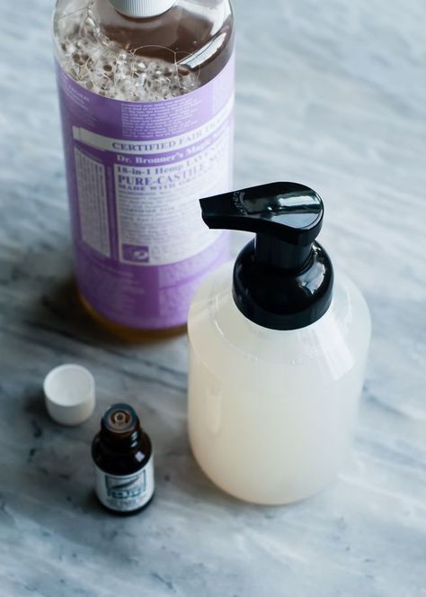 Make your own antibacterial bathroom cleaner using either one of these 5 recipes. All of them are natural and super easy to put together! Bathroom Cleaners, Detox Your Home, Home Detox, Diy Coconut Oil, Hello Glow, Essential Oils Cleaning, Natural Cleanser, Natural Cleaners, Bathroom Cleaner