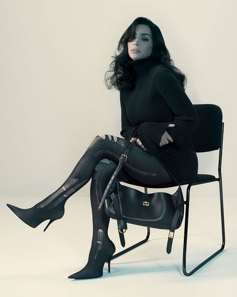 Balenciaga Introduces the Bel Air Bag with Kim Kardashian Kim K Balenciaga, Balenciaga Campaign, Bag Campaign, Nadav Kander, Kardashian Photos, Sneaker Magazine, Fashion Corner, Hobo Style, Kim K