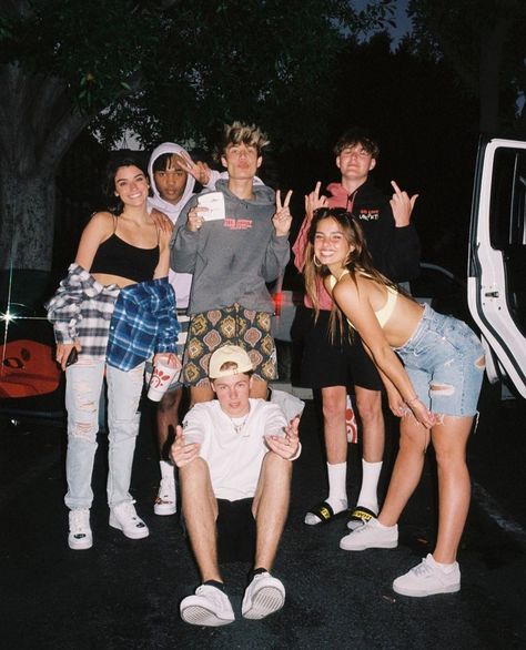 Famous tiktokers and Hype House members  Addison Rae, Dixie D'amelio, Nick Austin, Jaden Hossler,Ryland Storms photo together by Bryant💕 Maria Gomez, Squad Pictures, Perfect Sisters, Bryce Hall, Hype House, Usa Baby, Cute Friend Pictures, Famous Girls, Favorite Song