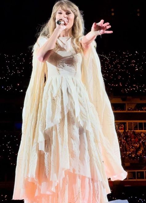 White Folklore Dress, Eras Tour Nashville, Eras Tour Folklore, Folklore Dress, Folklore Era, 90s Trends, Best Profile Pictures, Tour Outfits, Swift 3