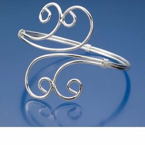 Ankle Bangle, Sculptural Bracelet, Spoon Jewelry Diy, Curled Ends, Diy Wire Jewelry Rings, Wire Jewelry Patterns, Wire Jewelry Rings, Wire Jewelery, Wire Wrap Jewelry Designs