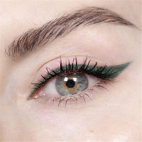 Hyperfem Makeup, Eyeliner Verde, Eyeliner Cateye, Eye Makeup Cut Crease, Eyeliner Shapes, Make Up Designs, Eyeliner For Hooded Eyes, Paint Nails, Eyeliner Tips