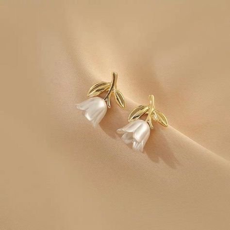 Small Earrings Gold, Cute Stud Earrings, Jewelry Ornaments, Gold Jewelry Stores, Stylish Earrings, Ear Ring, Summer Earrings, Flowers Summer, Modern Accessories