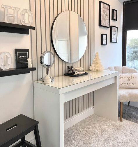 Put a modern spin on an old-world design with a contemporary dressing table in front of evenly spaced vertical wall panels. A color palette featuring black, white, and gray uses contrast to form a super-modern look. A boucle chair showcases the shape of a seashell while accessorizing one corner. Panelling Dressing Room, Dressing Room Panelling, Modern Dressing Table Designs, Modern Dressing Table, White Dressing Tables, Dressing Room Decor, Luxury Room Bedroom, Dressing Table Design, Bedroom Dressing Table