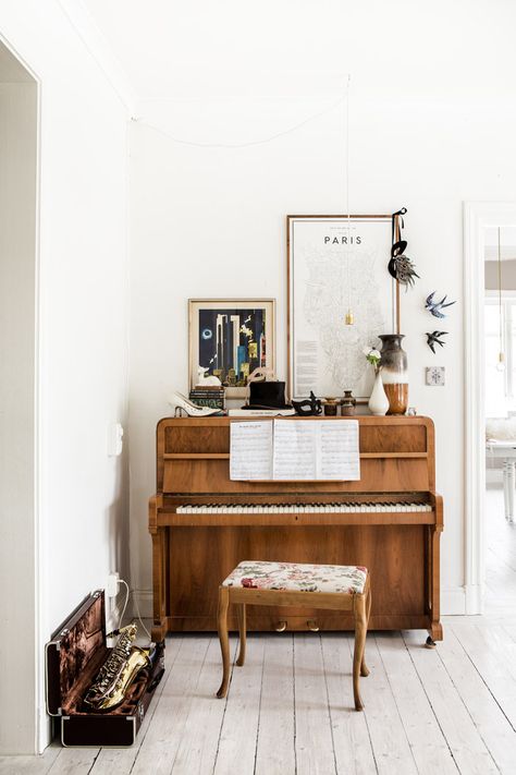 Scandinavian Styling in a Swedish Homestead (via Bloglovin.com ) Piano Space, Piano Styling, Piano Rooms, Koti Diy, Piano Decor, Vintage Piano, Piano Room, Planter Stand, A Living Room