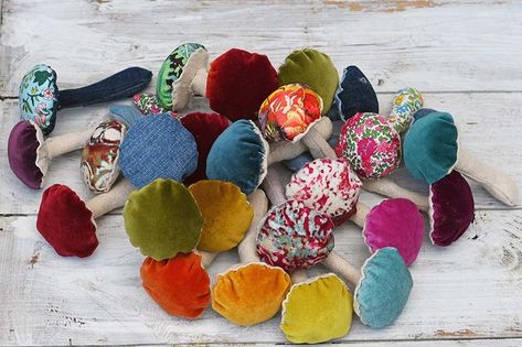 Fabric Mushrooms, Velvet Mushrooms, Mushroom Garland, Beeswax Diy, Fabric Mushroom, Diy Mushroom, Crafts 2024, Mushroom Crafts, Small Crafts