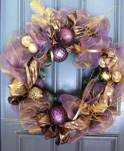 Purple Christmas Decorations, Gold Christmas Wreath, Deco Wreaths, Gold Christmas Decorations, Purple Christmas, Xmas Wreaths, Mesh Wreath, Wreath Designs, Winter Wreath