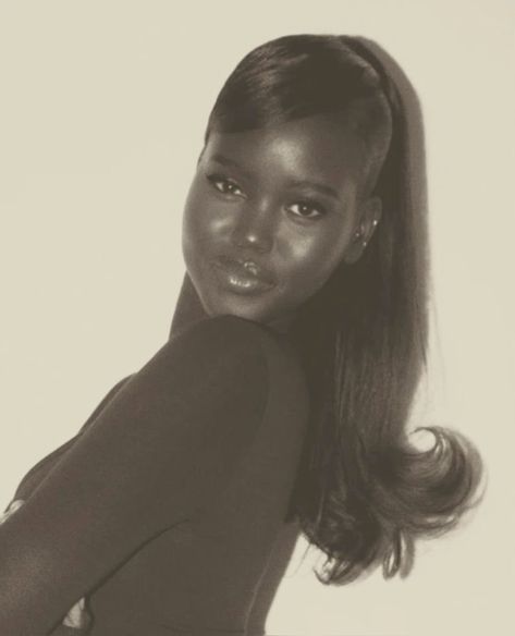 Tems Hair, Coastal Girl, Adut Akech, Influencer Style, Taylor Russell, Jasmine Tookes, Fashion Petite, Dark Skin Beauty, Black Girls Hairstyles