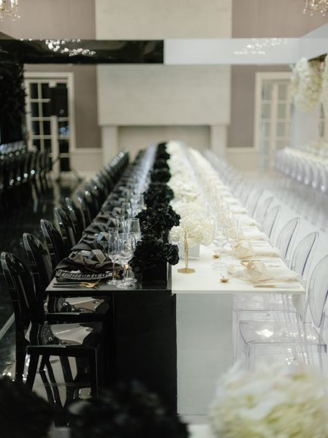 Black And White Event Decorations, Wedding Ideas White And Black, Black Theme Weddings, Black And White Event Theme, Fiestas Black And White, Black White Party Ideas, Black And White Wedding Florals, Black And White Decorations Party, Fiesta Black And White