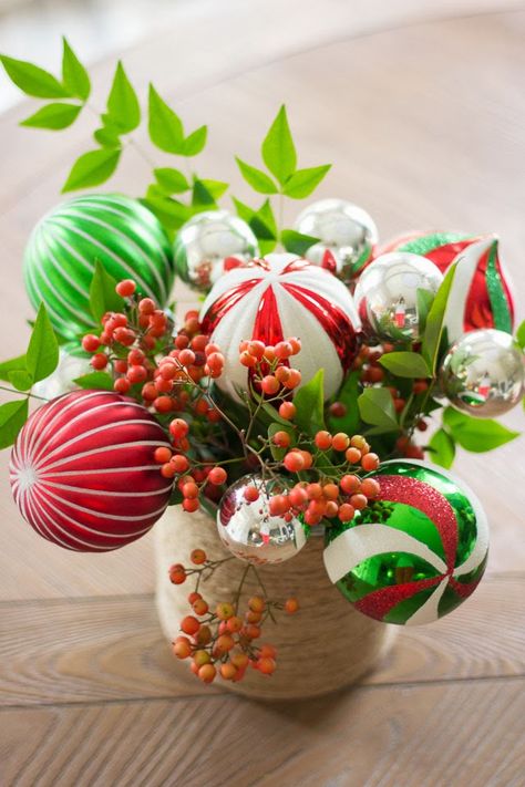 Ornamento Bouquet Simple Centerpieces Diy, Christmas Table Decorations Diy, Fourth Of July Crafts, Diy Christmas Table, Easy Christmas Ornaments, Centerpiece Christmas, Christmas Bouquet, Mercury Glass Christmas Ornaments, Christmas Flower Arrangements