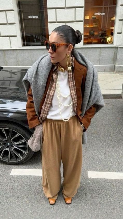 How to style one of the HUGE 2024 fashion trends - Eclectic Grandpa and don't look like a gradpa Suede Shirt Outfit, Checked Shirt Outfit, Tops Fall Outfits, Outfit Hiking, Hiking Tattoo, Grandpa Style, Backpack Hiking, Trendy Fall Outfits, Street Style Winter