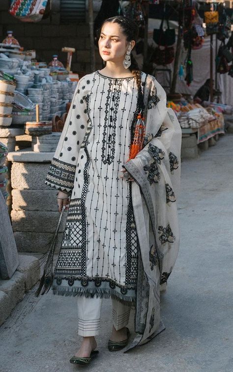 Dress Traditional, Pakistani Fashion Casual, Pakistani Dresses Casual, Pakistani Fashion Party Wear, Beautiful Pakistani Dresses, Lawn Dress, Salwar Kamiz, Simple Pakistani Dresses, Designer Party Wear Dresses