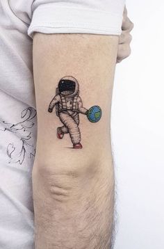 Adorable Tattoos, Tatuagem Masculina Pequena, Astronaut Tattoo, Alien Tattoo, Inspiration Tattoos, Small Arm Tattoos, Cool Tattoos For Guys, Cool Small Tattoos, Tattoo Cover