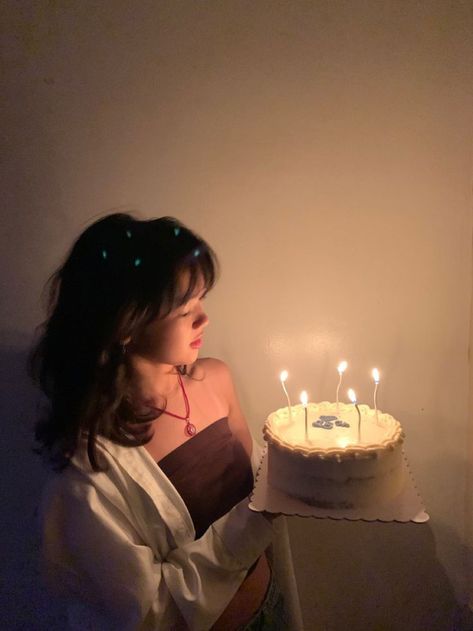 Birthday Cake Pic Ideas, Aesthetic Birthday Photoshoot Ideas, Aesthetic Birthday Poses, Birthday Selfie Ideas, Cake Poses, Cake Photo Ideas, Aesthetic Birthday Photoshoot, Birthday Cake Photoshoot, Sweet Sixteen Birthday Party Ideas